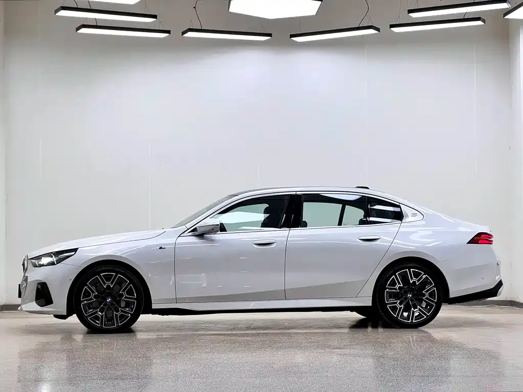 BMW 5 Series — фото 10