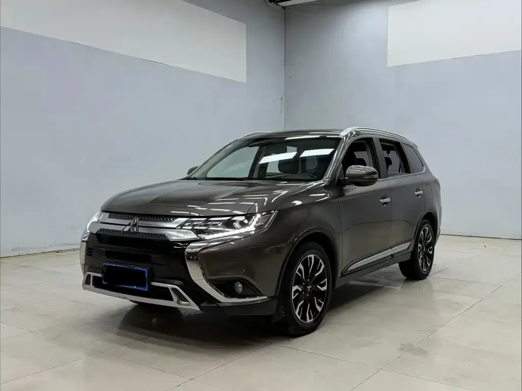 Mitsubishi Outlander — фото 1