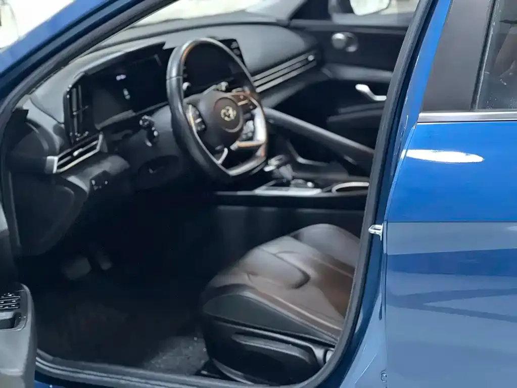 Hyundai Elantra — фото 2