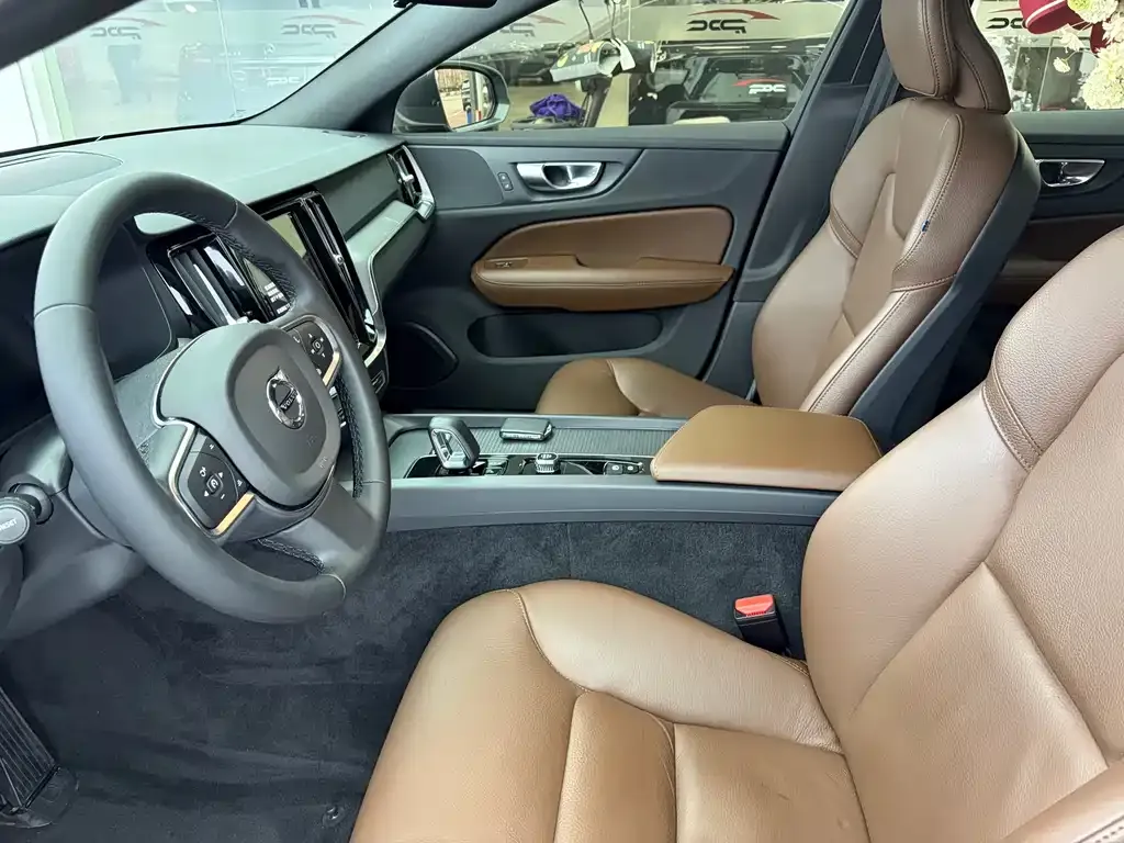 Volvo S60 2023 из CN, фото 3