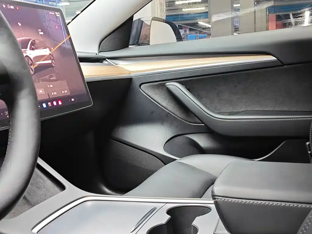 Tesla Model 3 — фото 10
