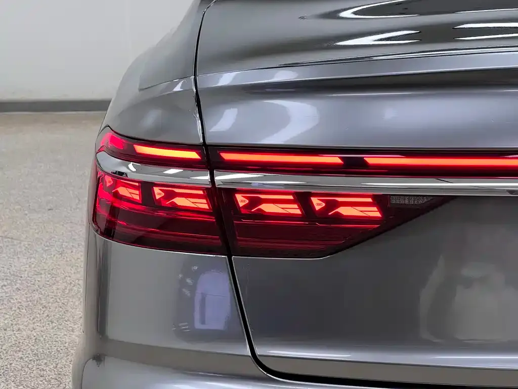 Audi A8 — фото 2