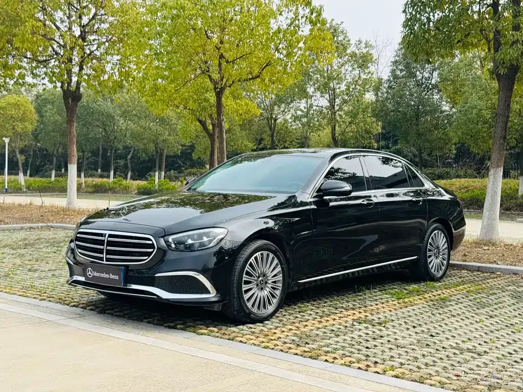 Mercedes-Benz E-Class — фото 1