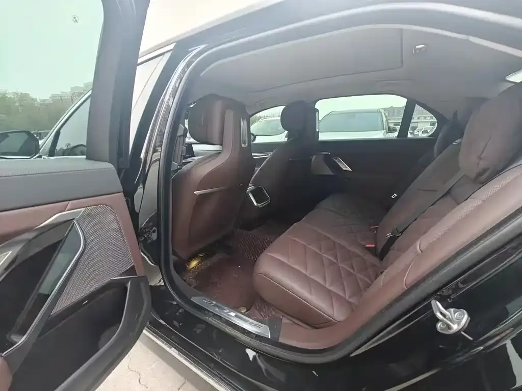 BMW 7 Series 2023 из CN, фото 2