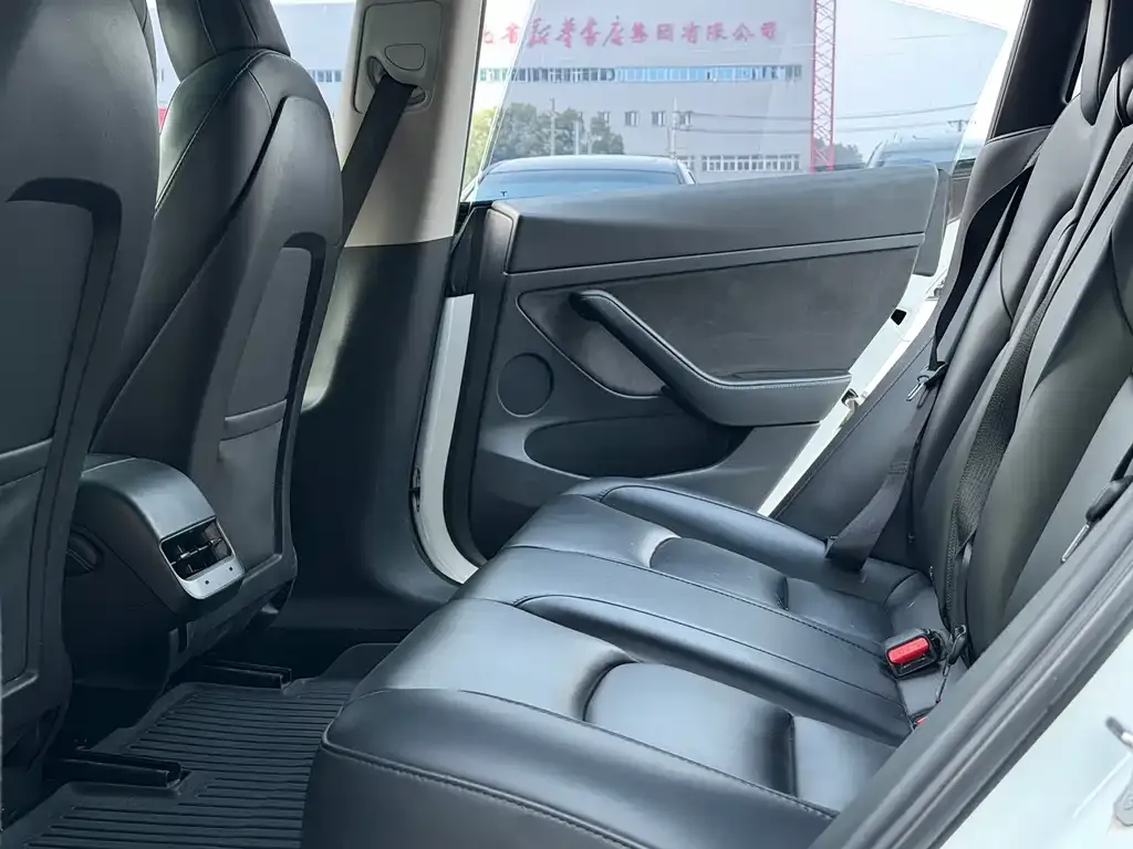Tesla Model 3 — фото 10