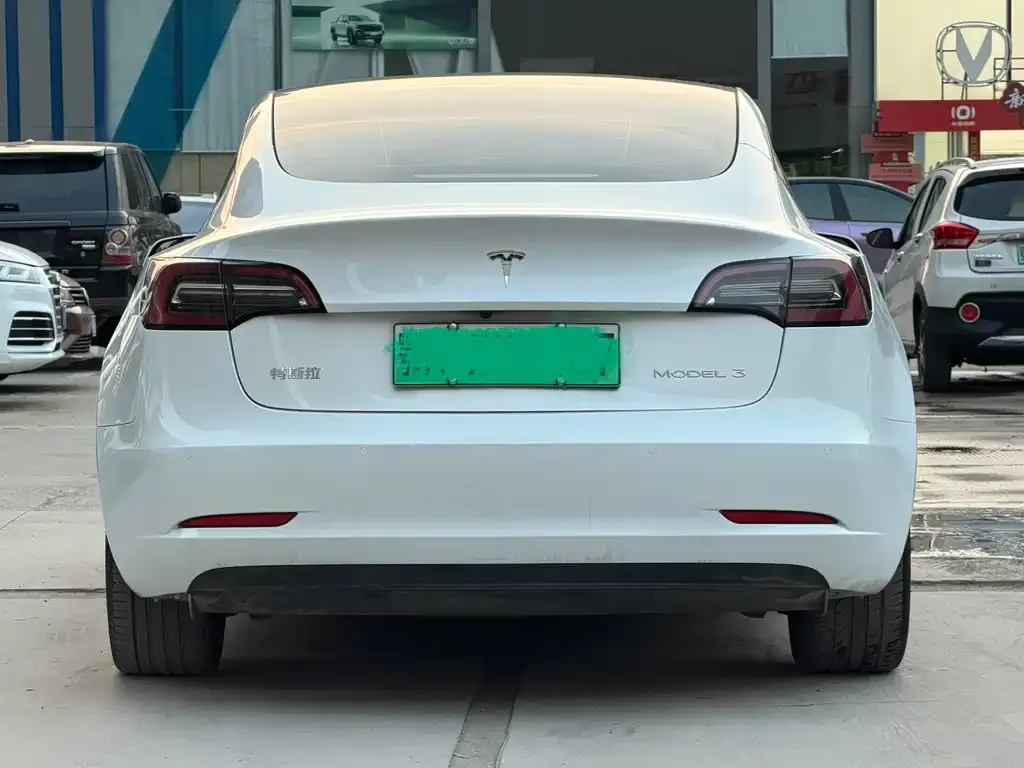 Tesla Model 3 — фото 9