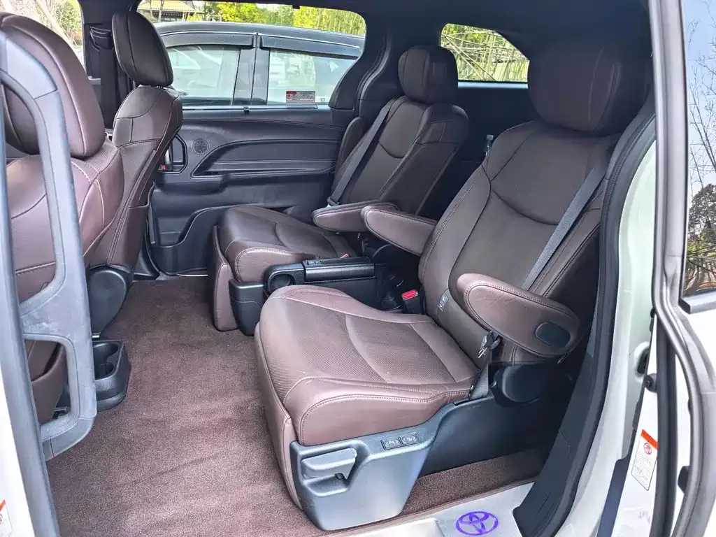 Toyota Granvia — фото 3