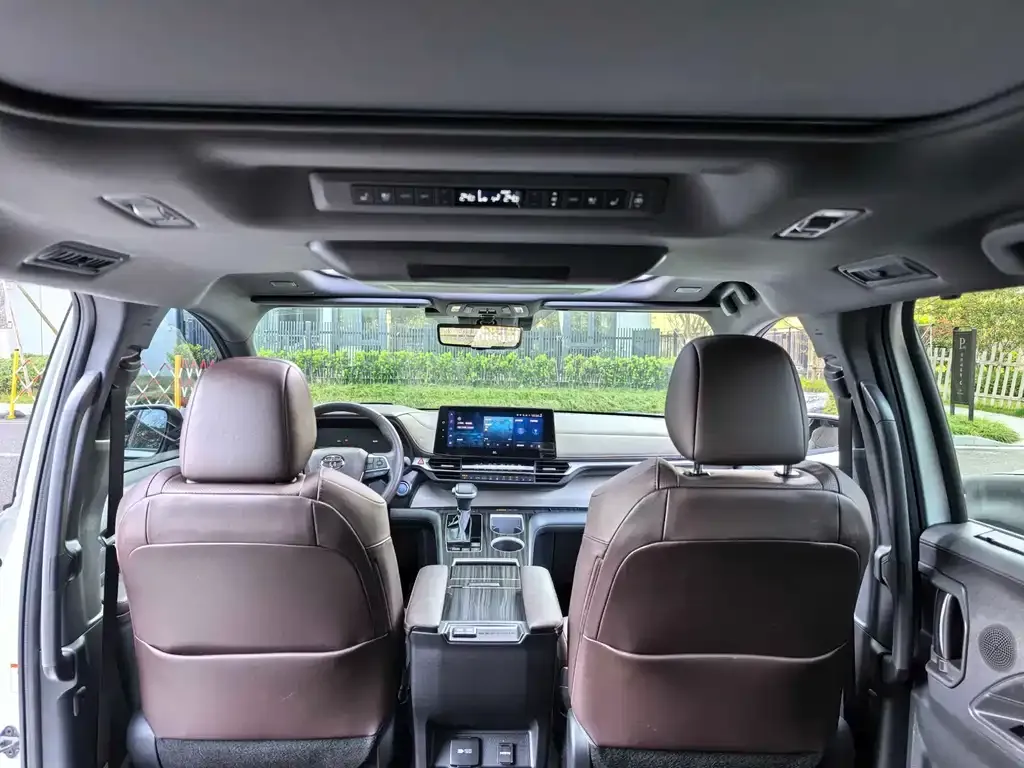 Toyota Granvia — фото 4