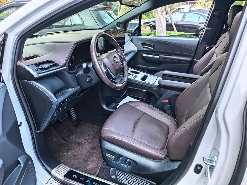 Toyota Granvia — фото 6