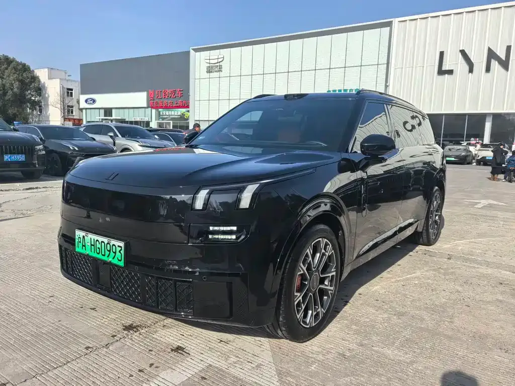 Lynk & Co 900