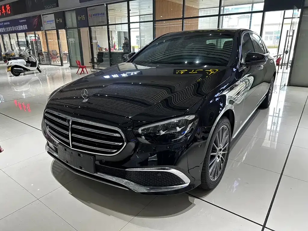 Mercedes-Benz E-Class — фото 1
