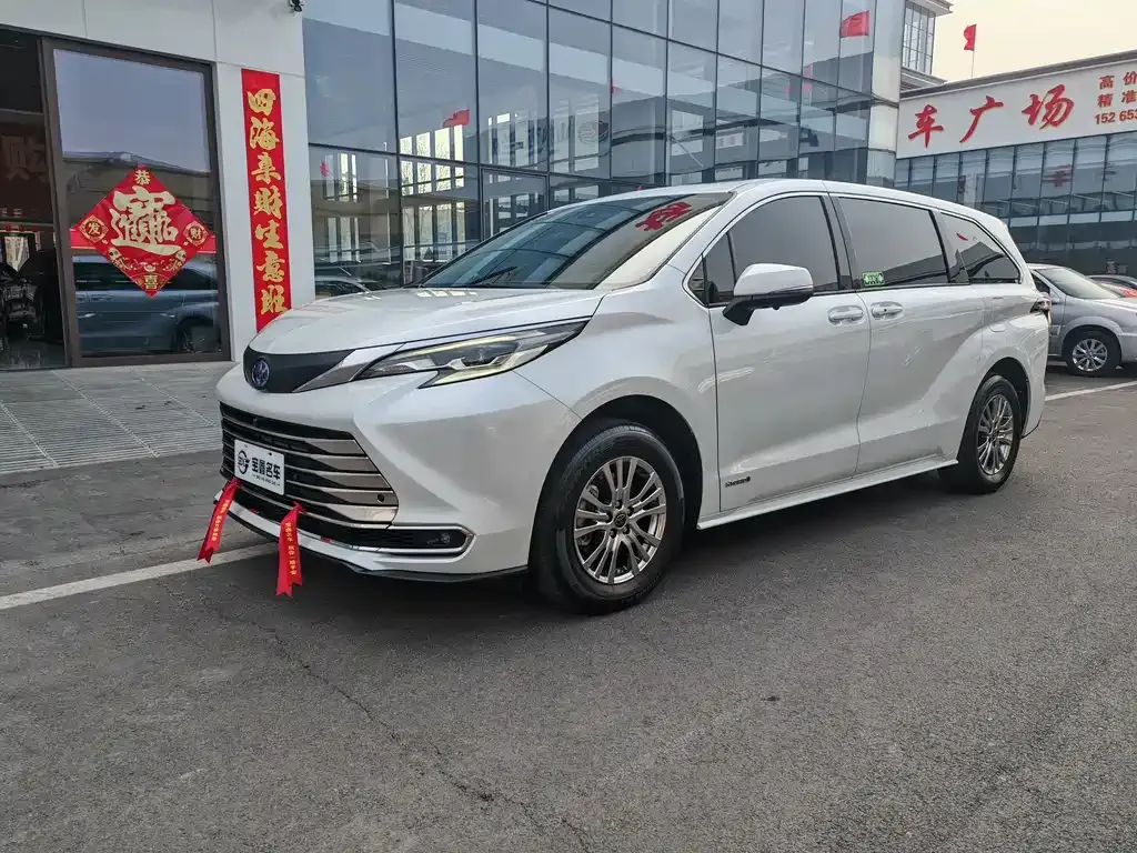 Toyota Sienna 2023 из CN, фото 1