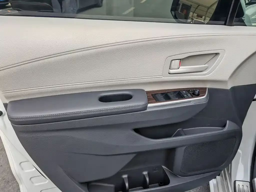 Toyota Sienna 2023 из CN, фото 3