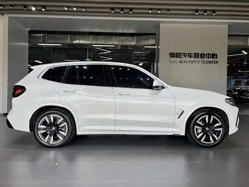BMW iX3 — фото 10