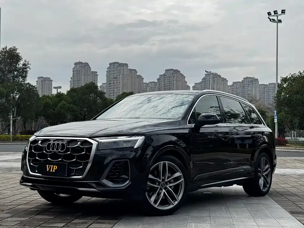 Audi Q7 — фото 1