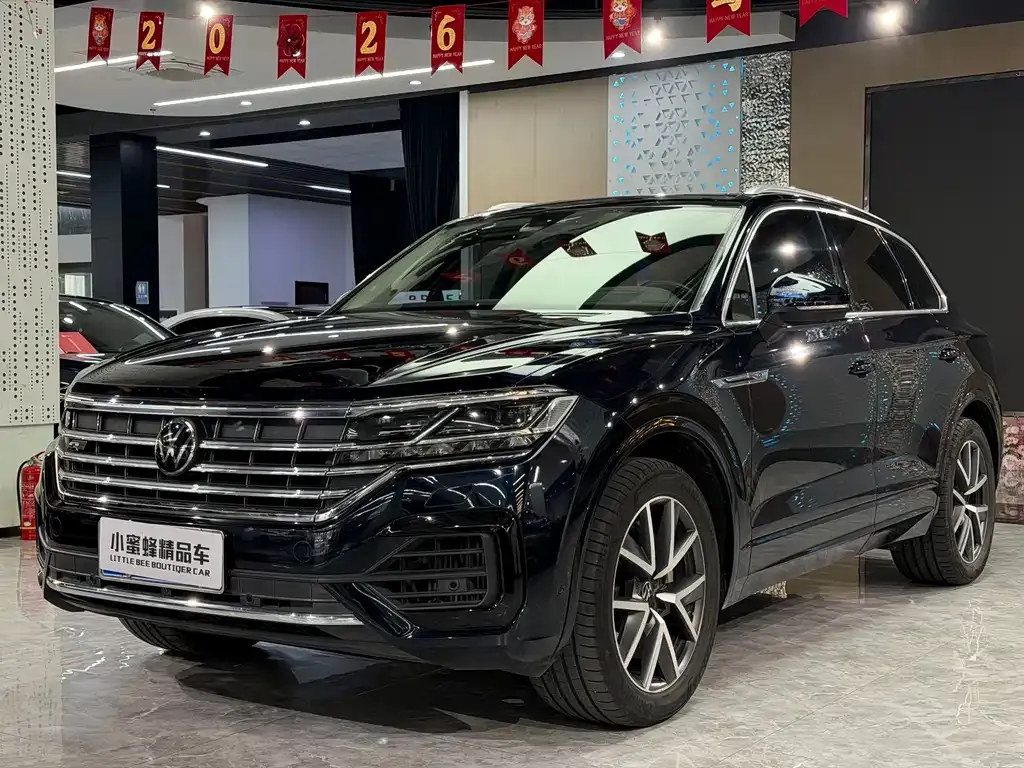 Volkswagen Touareg — фото 1