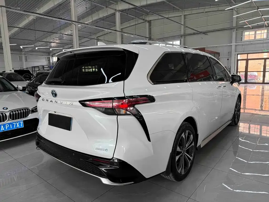 Toyota Granvia 2023 из CN, фото 8