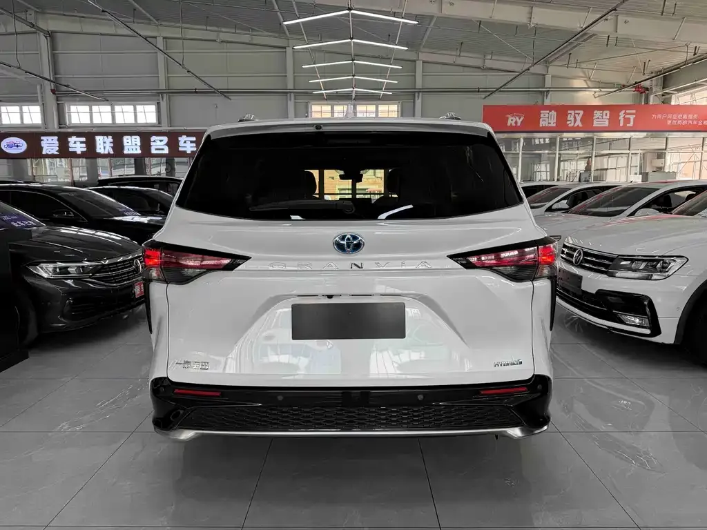 Toyota Granvia 2023 из CN, фото 7