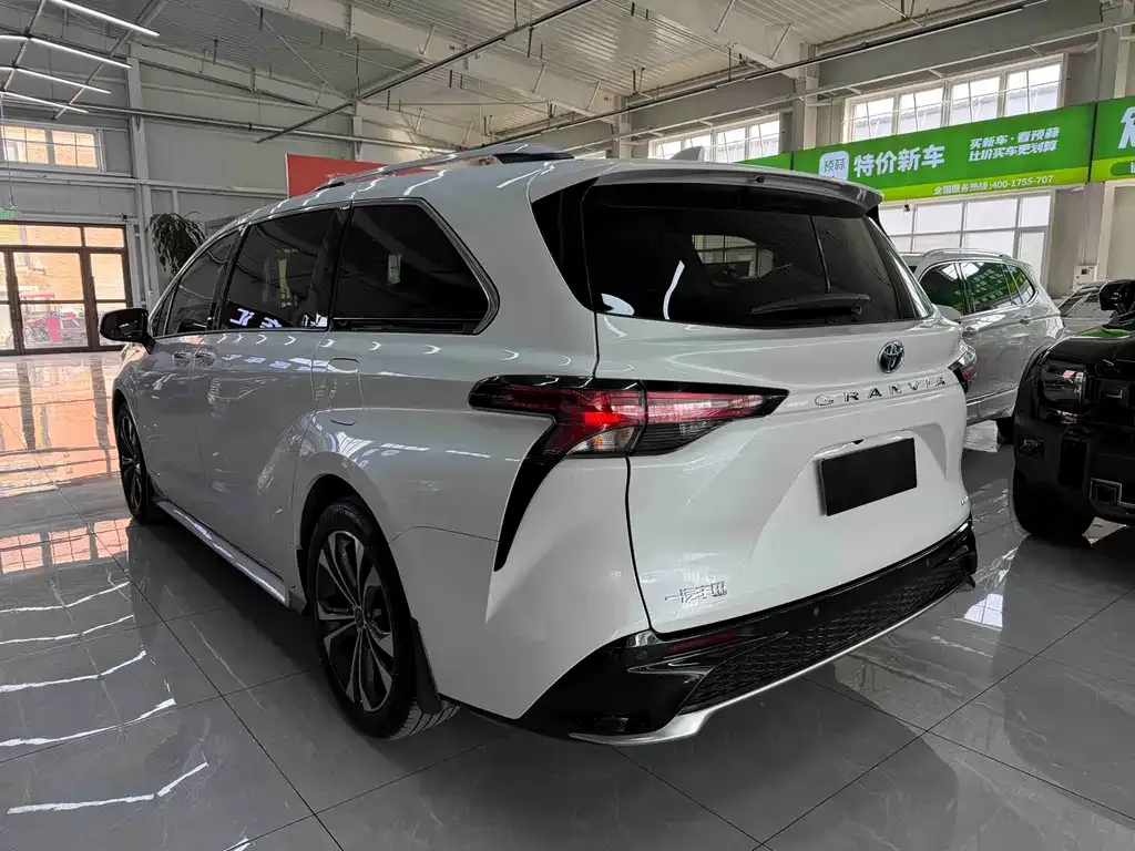 Toyota Granvia 2023 из CN, фото 9