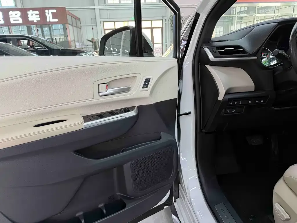 Toyota Granvia 2023 из CN, фото 3