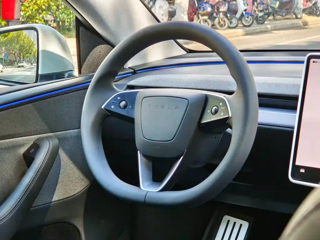 Tesla Model Y — фото 10