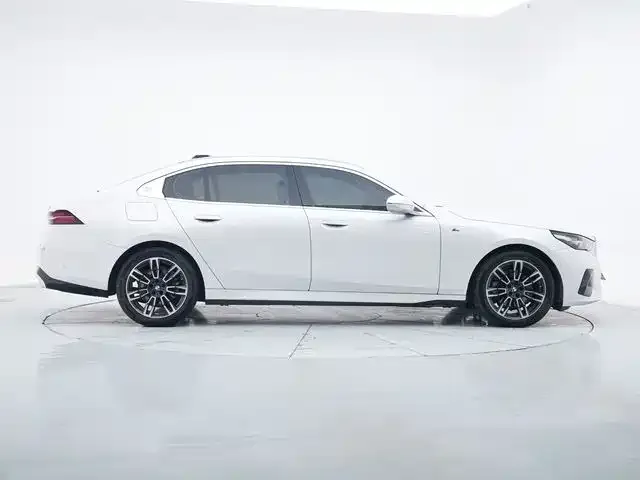 BMW 5 Series — фото 10