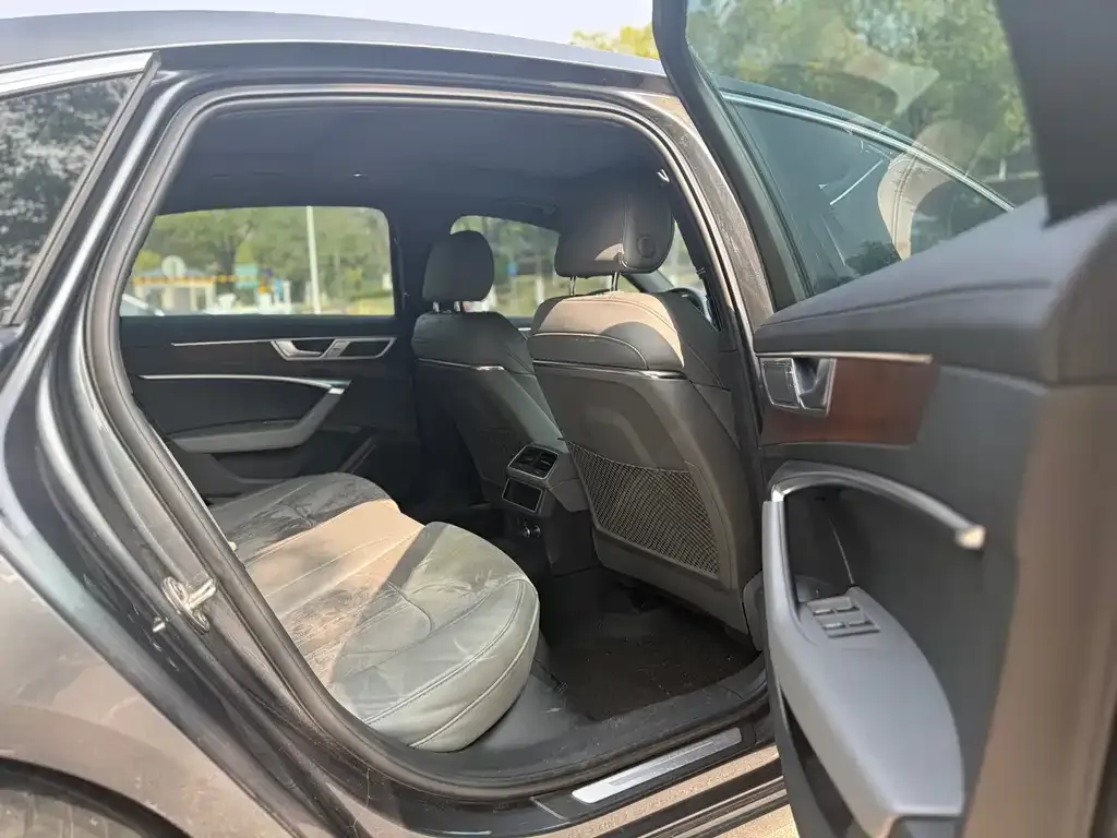 Audi A6L 2023 из CN, фото 2