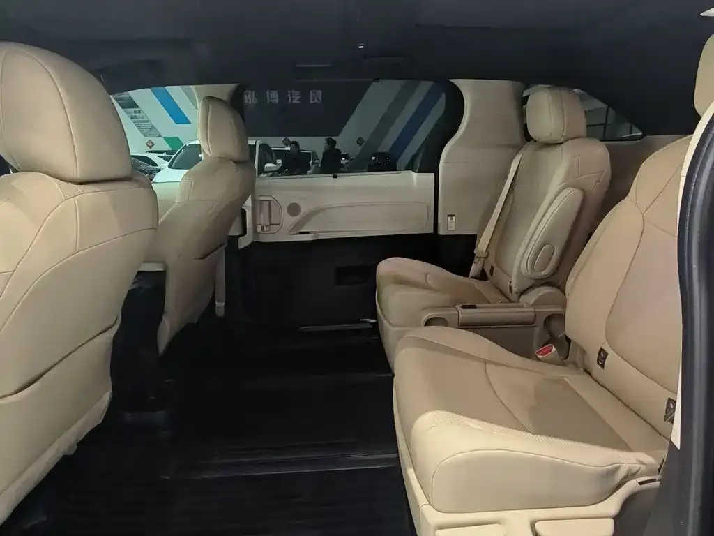 Toyota Granvia — фото 4
