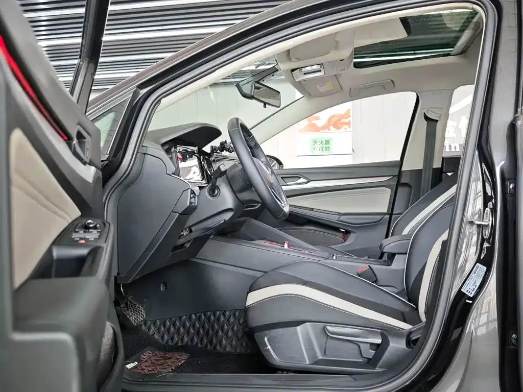 Volkswagen Golf 2021 из CN, фото 2