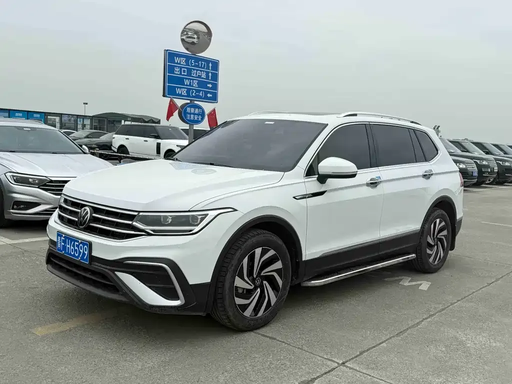 Volkswagen Tiguan L — фото 1