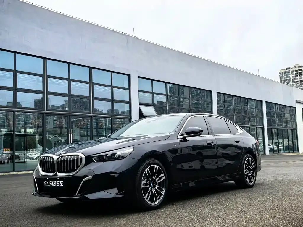 BMW 5 Series — фото 1