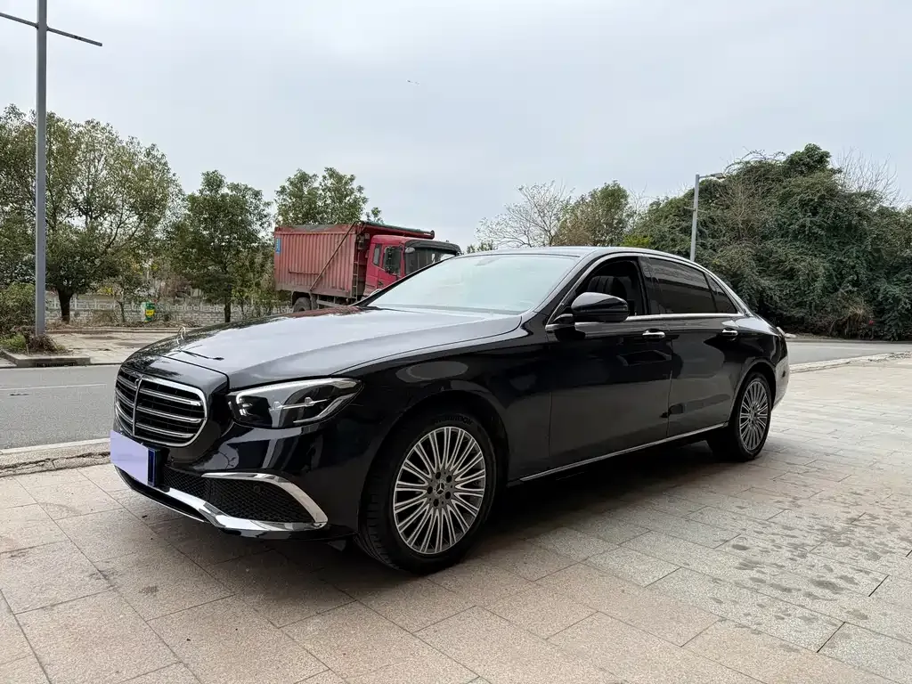 Mercedes-Benz E-Class — фото 1