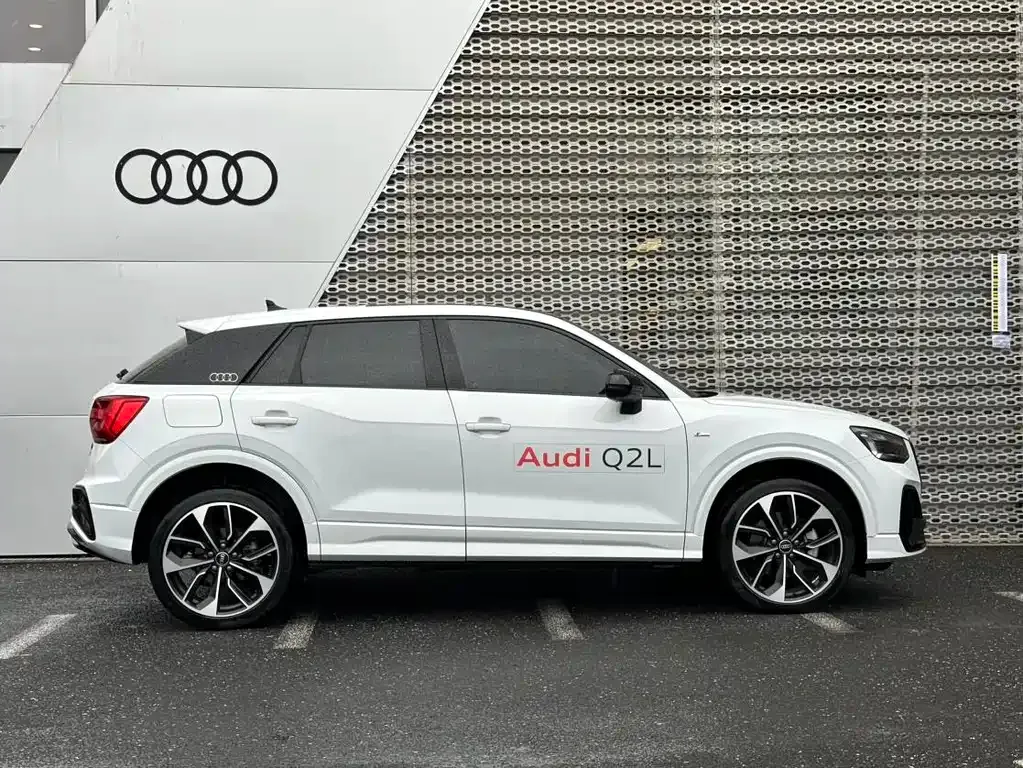 Audi Q2L — фото 6