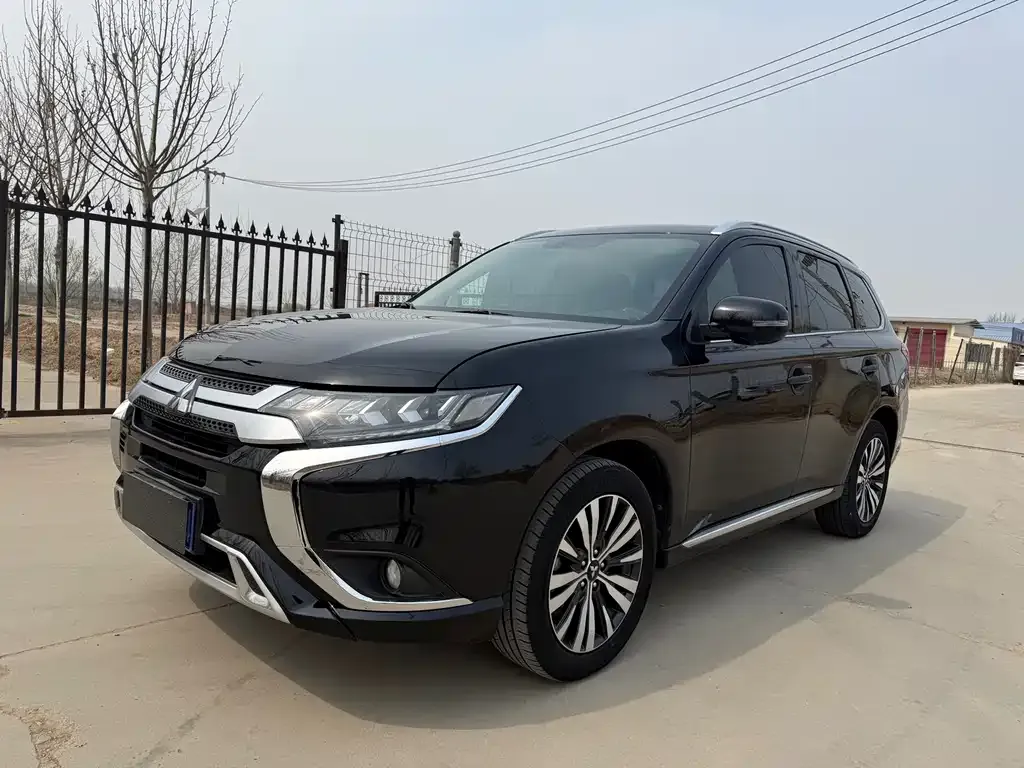 Mitsubishi Outlander — фото 1