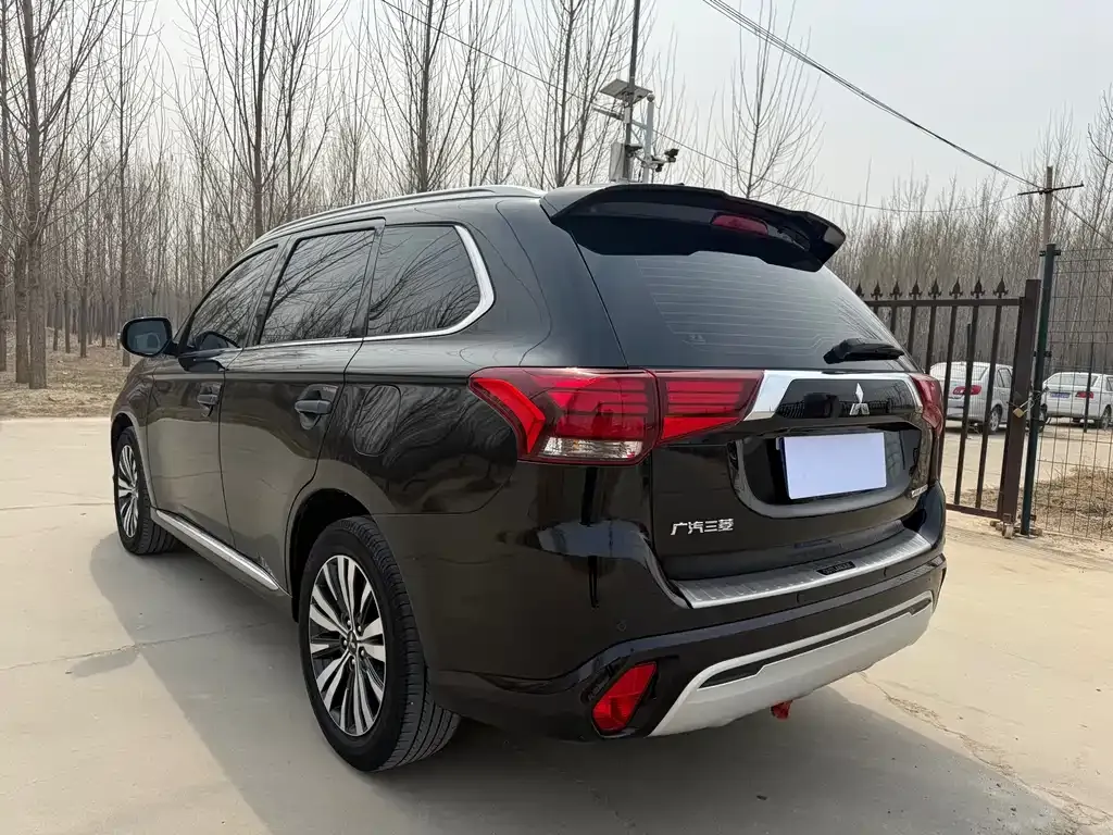 Mitsubishi Outlander — фото 10