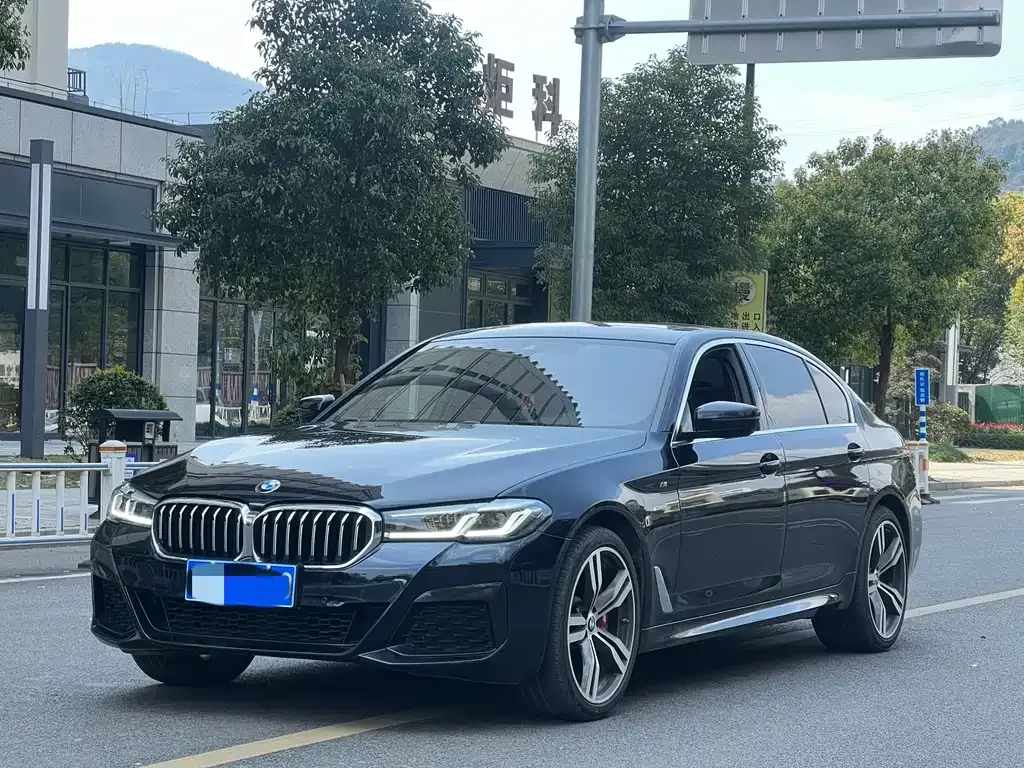 BMW 5 Series — фото 1