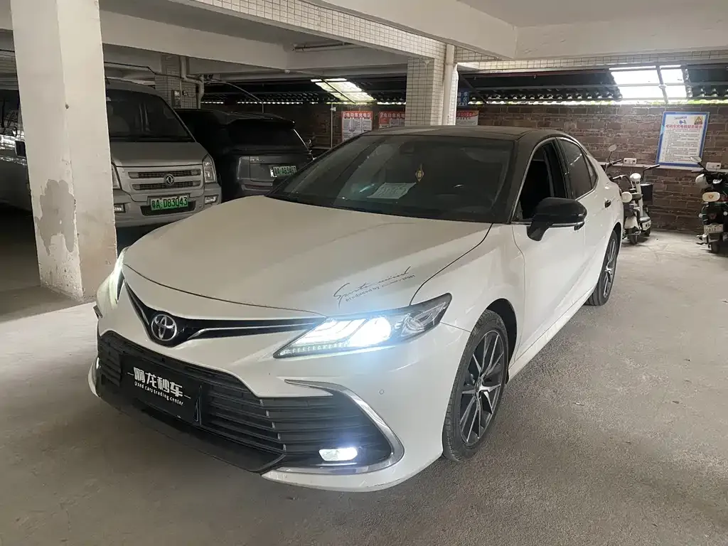 Toyota Camry — фото 1