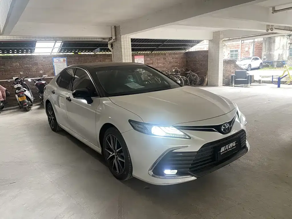 Toyota Camry — фото 3