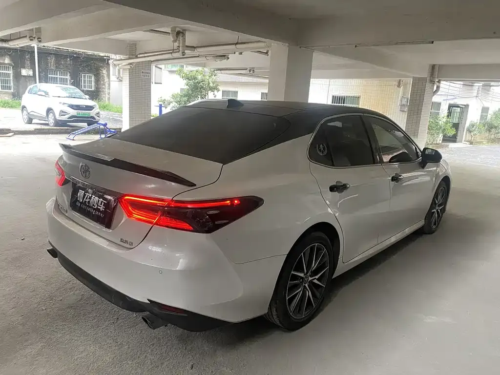 Toyota Camry — фото 4