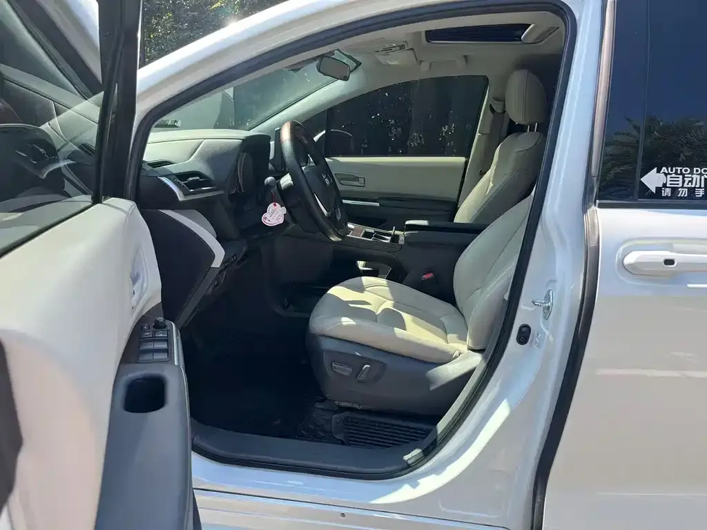Toyota Sienna 2024 из CN, фото 3