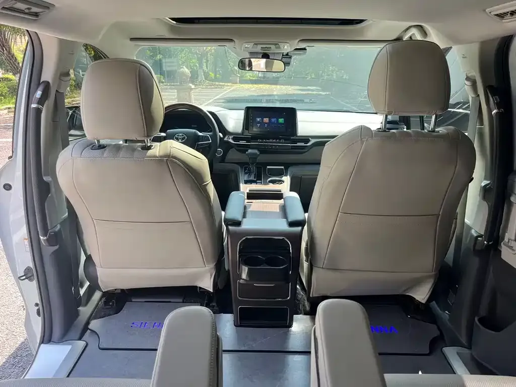 Toyota Sienna 2024 из CN, фото 2