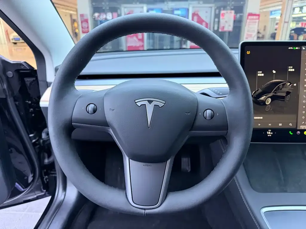 Tesla Model 3 — фото 8