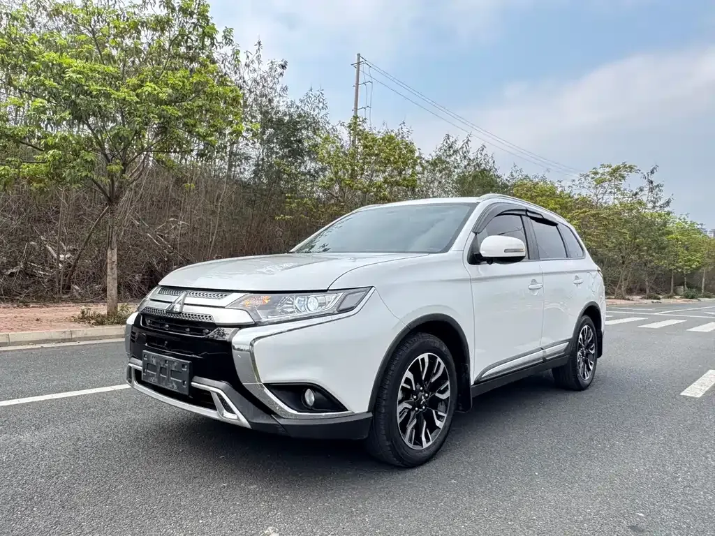 Mitsubishi Outlander — фото 1