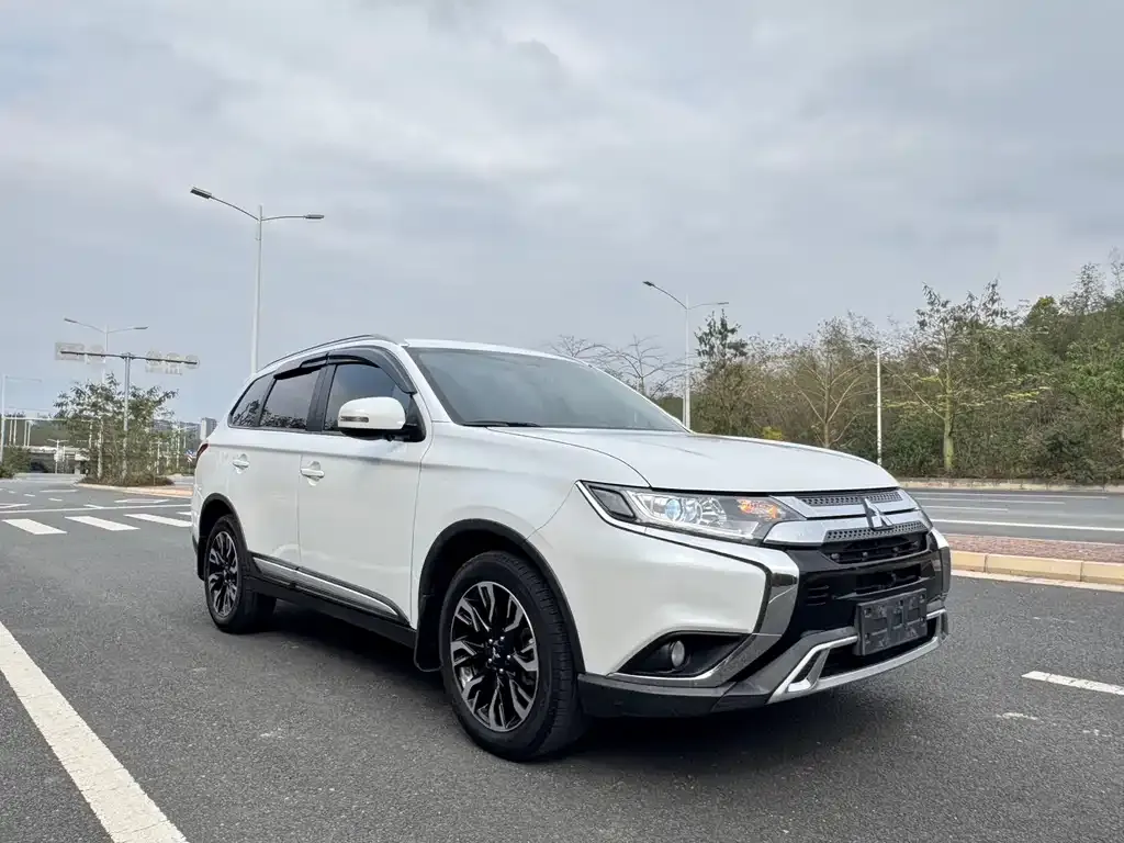 Mitsubishi Outlander — фото 7