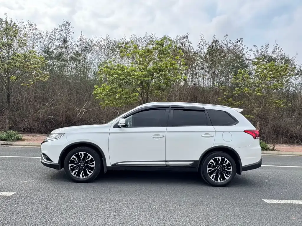Mitsubishi Outlander — фото 10