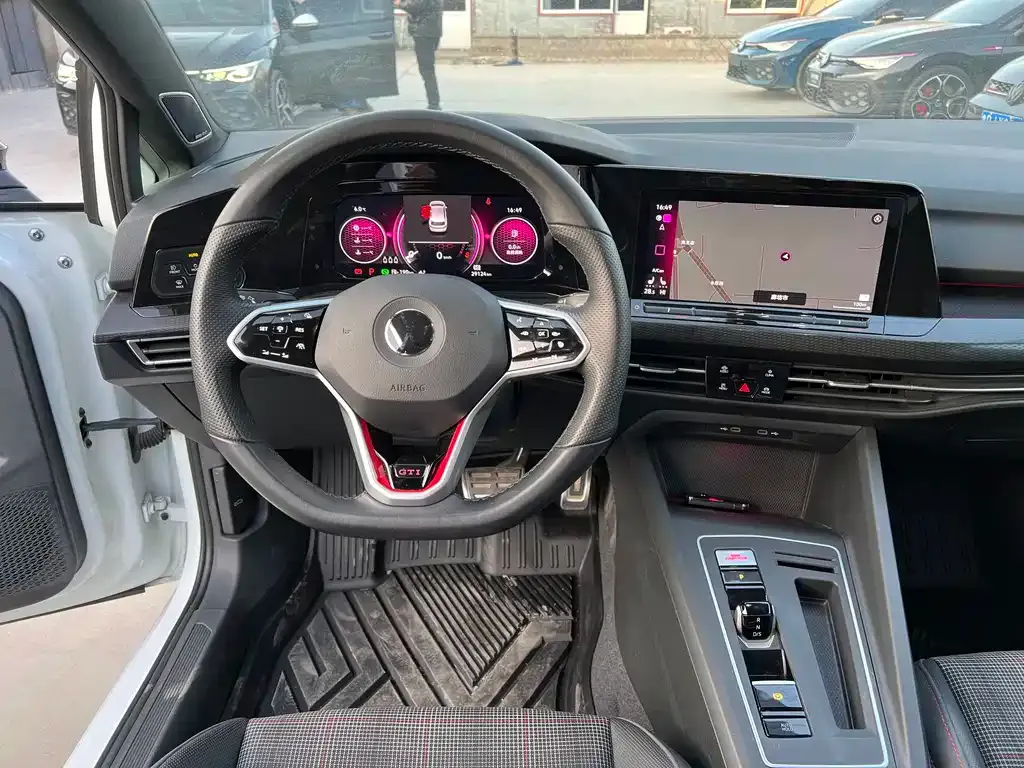 Volkswagen Golf GTI — фото 9