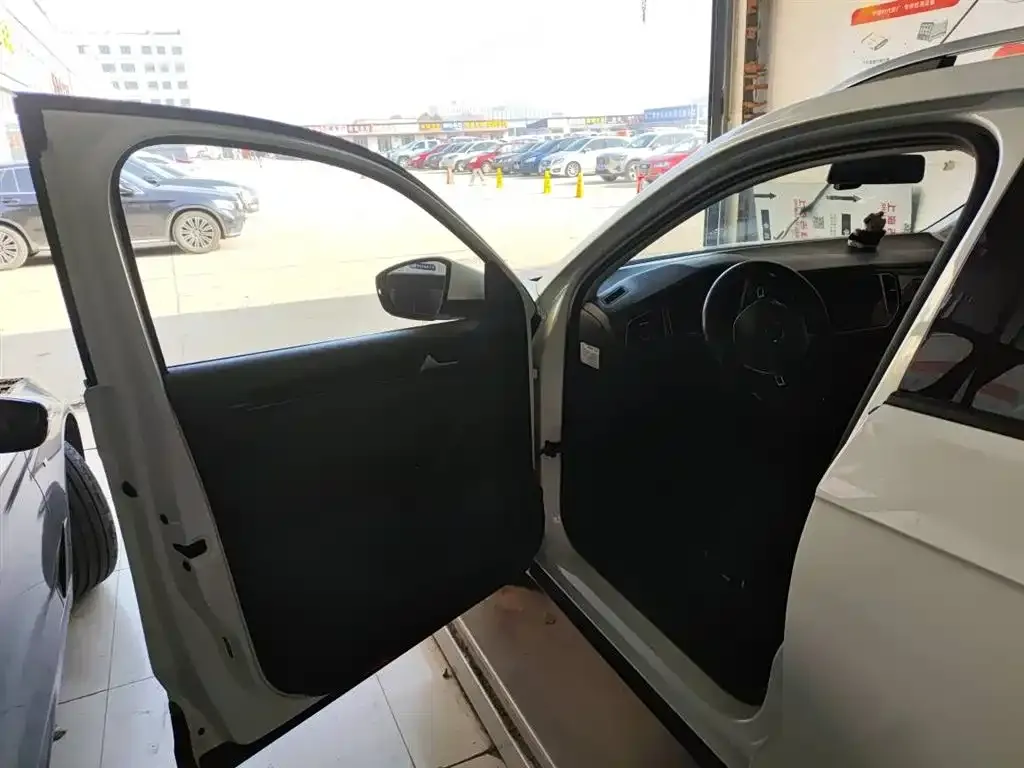 Volkswagen T-Roc 2023 из CN, фото 2