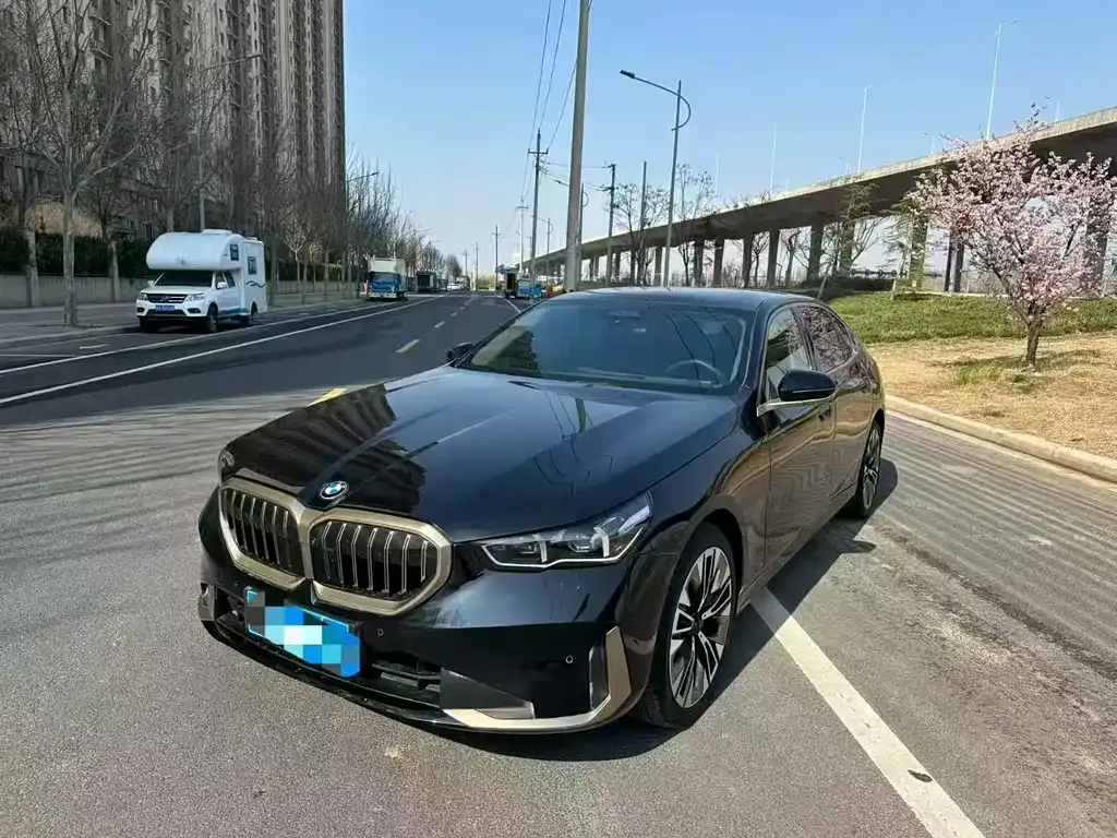 BMW 5 Series — фото 1