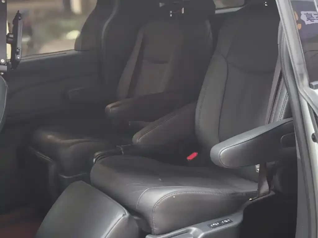 Toyota Sienna 2024 из CN, фото 2