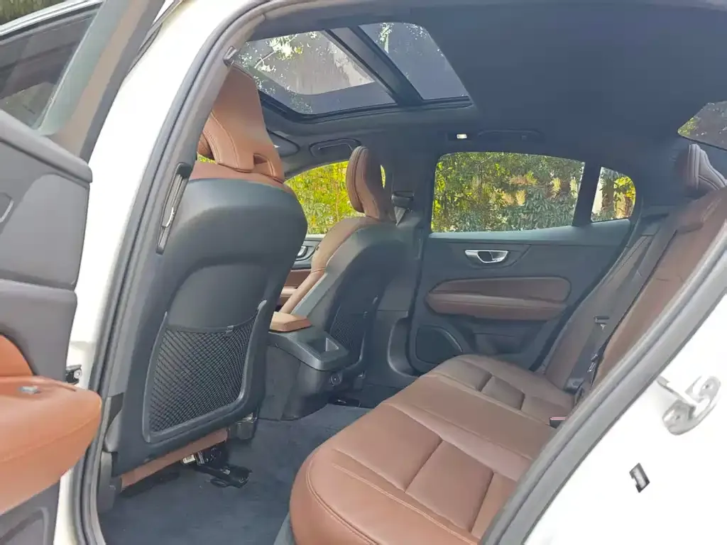 Volvo S60 2023 из CN, фото 2